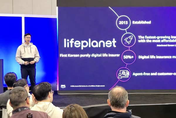 지난 12월 3일 미국 현지에서 진행된 AWS re:Invent 2024’에서 교보라이프플래닛 신중현 디지털전략실장이 연사로 나서 365플래닛 성공 사례에 대해 발표하고 있다./사진=교보라이프플래닛