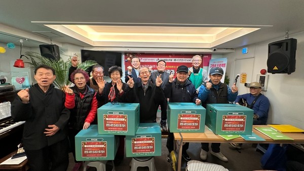 쪽방촌과 독거어르신 및 거동 불능한 독거노인을 섬기는 소셜서비스NGO (사)월드뷰티핸즈(회장 최에스더 신한대 교수)와 (사)해돋는마을(이사장 장헌일 목사, 신생명나무교회)은 암재활전문기업 비오신코리아(주)(대표이사 강종옥)와 함께 지난 11일 엘드림노인대학에서 쪽방촌과 독거어르신 초청 ‘성탄절 사랑의 밥사랑과 선물전달식’과 함께 고독사제로 향한 ‘고독생프로젝트 캠페인’을 전개했다.