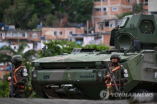 브라질 리우데자네이루 병원 인근에 배치된 군 병력/사진=리우데자네이루 AFP(연합뉴스)