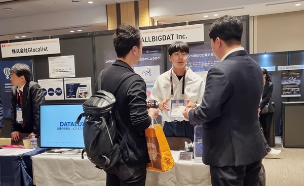  ‘ILS 2024’ 행사 현장에서 올빅뎃이 방문객에게 설명하는 장면/사진=올빅뎃