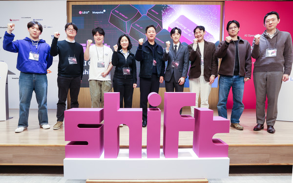 LG유플러스 홍범식 사장이 공식 첫 행보로 스타트업 발굴 및 육성 프로그램인 ‘쉬프트(Shift)’ 데모데이 행사에 참석했다. 사진은 홍범식 사장(왼쪽에서 다섯번 째)이 쉬프트에 선발된 스타트업 대표와 기념사진을 촬영하는 모습/사진=LG유플러스