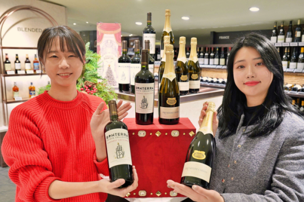 '서울의 심판' 우승 와인 2종을 들고있는 모델들. /사진= 롯데쇼핑