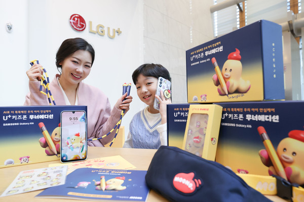 LG유플러스 모델이 ‘U+키즈폰 무너 에디션’을 소개하는 모습./사진=LG유플러스