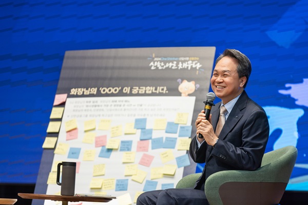 진옥동 신한금융 회장이 그룹 신입직원들의 질문에 답하고 있다. /사진=신한금융그룹