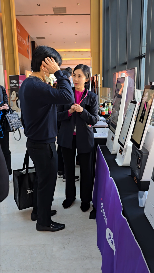 학술행사에 참석한 의사에게 스페컴의 뷰티페이 서비스를 설명하고 있다. /사진=㈜스페컴