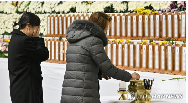 30일 전남 무안군 무안종합스포츠파크에 마련된 제주항공 여객기 사고 희생자 합동분향소에서 조문객들이 오열하고 있다. /사진=공동취재/연합뉴스