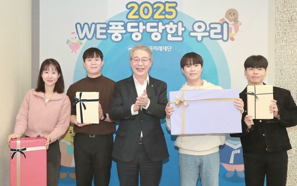 임종룡 우리금융미래재단 이사장(가운데)이 지난 2일 우리금융 본사에서 신년 오찬을 함께한 자립준비청년들에게 교육용 기기 등을 선물한 뒤 기념사진을 촬영하고 있다. /사진=우리금융