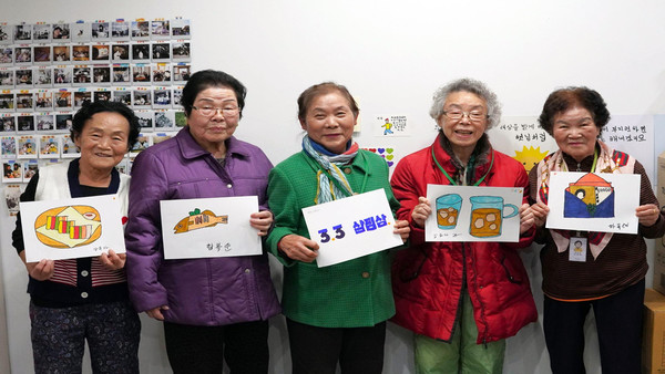 (왼쪽부터) 신이어마켙 굿즈 작가로 활동 중인 함복순(91), 김말엽(85), 김명심(84), 하옥례(83), 김화자(80), 강옥자(79) 할머니/사진=자비스앤빌런즈