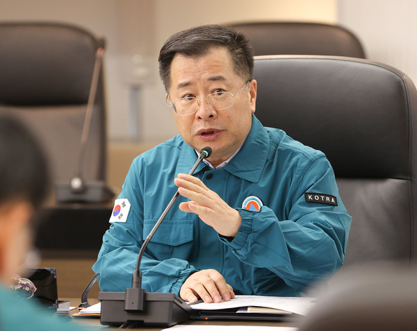 14일 대한무역투자진흥공사(KOTRA)에서 개최한 '수출투자 비상대책반'에서 강경성 대한무역투자진흥공사 사장이 발언하는 모습. /사진=대한무역투자진흥공사