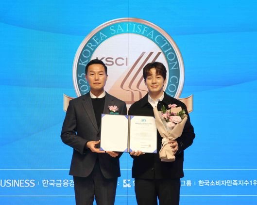 한국소비자만족지수 1위 수상 기념사진을 찍는 허닭 허경환 대표(오른쪽)와 한국금융경제신문 최지현 대표. /사진=허닭