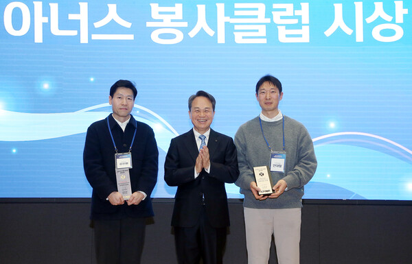 ▲지난 15일 행사에 참석한 진옥동 신한금융그룹 회장(사진 가운데)과 신한 아너스 봉사클럽 대표로 선정된 김진환 신한라이프 프로(사진 왼쪽), 안대철 신한투자증권 수석이 기념촬영을 하고 있다 /사진=신한금융그룹