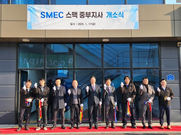 좌측부터 금원종합기계 허용준 대표, 태원메카텍 강정균 대표, 스맥 충청판매 신송기 대표, 스맥 김종한 상무, 스맥 최영섭 대표이사, 스맥 류재희 전무, 스맥 박창용 팀장, 스맥 호남판매 신인식 대표, 스맥 중앙판매 전범식 대표/사진=스맥