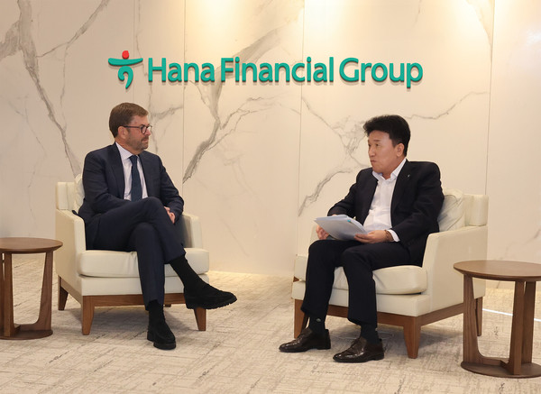 하나금융그룹은 지난 17일 서울 중구 을지로 하나금융그룹 명동 사옥에서 베인캐피탈과 최고경영자 미팅을 가졌다고 19일 밝혔다. 함영주 회장(사진 오른쪽)과 존 코노턴 베인캐피탈 글로벌 CEO(사진 왼쪽)가 국내 투자 확대 전략에 대한 의견을 나누고 있다. /사진=하나금융