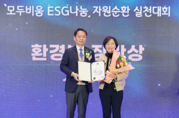 지난 17일 ‘모두비움 ESG나눔’ 자원순환 실천대회에 참석한 이병화 환경부 차관(사진 왼쪽), 이은하 신한금융 SDGs 기획팀장이 기념촬영을 하고 있다. /사진=신한금융 