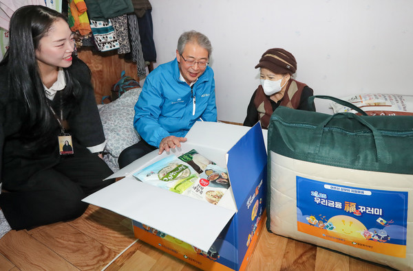 임종룡 우리금융그룹 회장이 지난 20일 서울 중구의 한 독거 어르신 가정을 방문해 지원 물품을 설명하고 있다. /사진=우리금융 