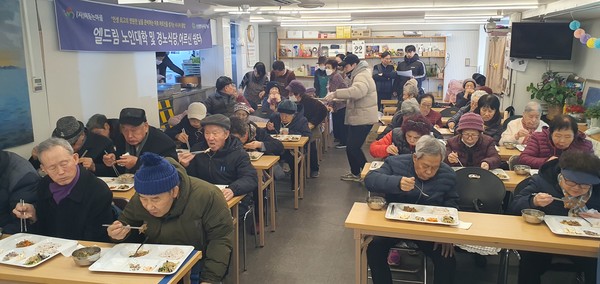  사단법인 해돋는마을(이사장 장헌일 목사, 신생명나무교회)과 소셜서비스긴급구호 NGO (사)월드뷰티핸즈(회장 최에스더 신한대 교수)와 디지털 사이니지전문 ㈜벡트(대표 유창수)는 지난 22일 마포 엘드림대학에서 고독사제로 고독생(生)프로젝트 위한 쪽방촌과 독거어르신을 초청 ‘설날 어르신 밥사랑 나눔과 선물전달식’과 ‘설맞이 뷰티서비스’를 갖고 명절을 맞아 외로운 독거어르신께 사랑을 전했다.