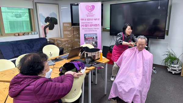 학장 최에스더 교수(엘드림노인대학), 박경숙 목사(신생명나무교회 협동), 구 훈 봉사단장(신생명나무교회), 장민욱 사무국장(해돋는마을), 장민혁 사무총장(월드뷰티핸즈),최세진 영양사 김은희 조리사를 비롯해 이상신 반장, 현귀순 부반장, 이강학 집사, 김광용 작가, 조승희 강사 등이 자원봉사로 섬겼다.