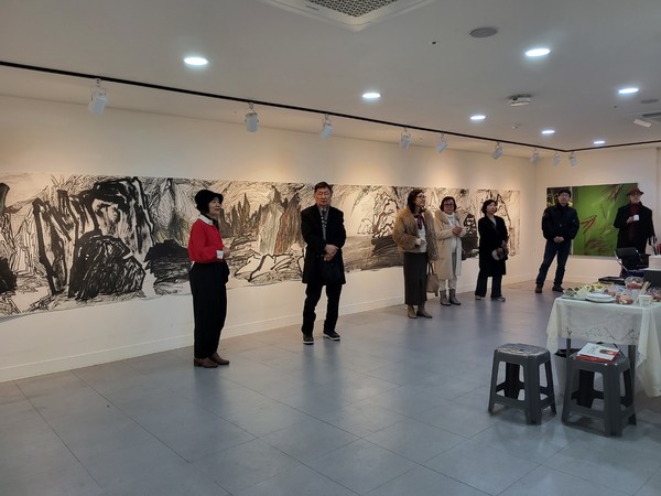 2월 14일 오후5시 갤러리 내일서 가진 오프닝 행사에서 이민주 작가(사진 맨왼쪽)가 작품내용을 설명하고 있다.