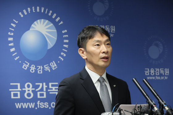 이복현 금감원장이 4일 서울 여의도 금융감독원에서 열린 2024년 금융지주·은행 등 주요 검사결과 관련 브리핑에서 모두 발언하고 있다. /사진=연합뉴스