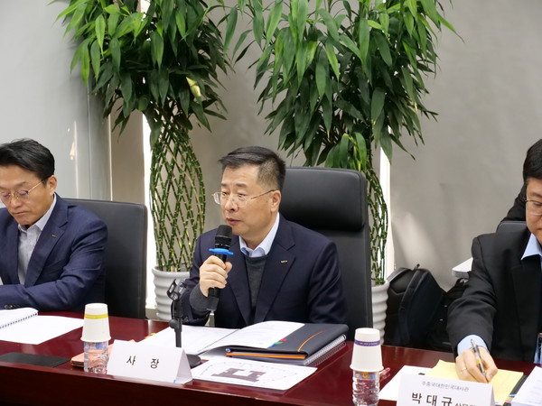 11일 중국 베이징무역관에서 열린 ‘2025 중국지역 무역투자확대전략회의’에서 강경성 대한무역투자진흥공사 사장(가운데)이 발언하는 모습. /사진=대한무역투자진흥공사