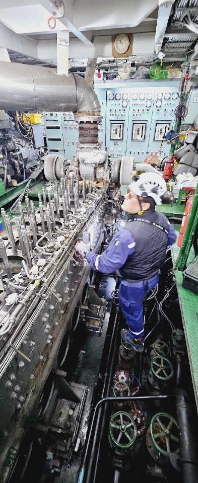 수협중앙회가 내달까지 대형 인명피해를 유발할 가능성이 높은 근해어선 및 원거리 조업 어선을 대상으로 특별 안전점검을 실시하기로 밝힌 가운데 14일 전남 여수 국동항에서 선박 기관 설비를 점검하고 있다./사진=수협중앙회