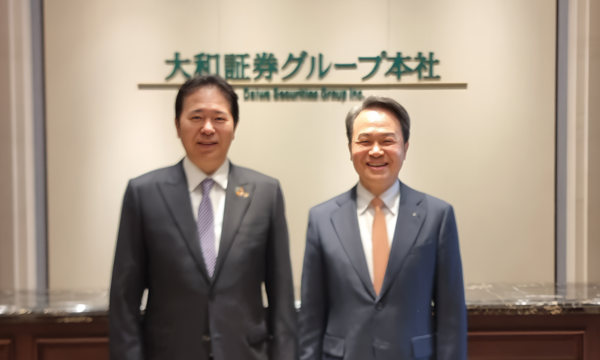 신한금융그룹(회장 진옥동)은 지난 12일부터 나흘간 일본에서 현지 주요 금융기관 및 기관 투자자들과 만나는 올해 첫 해외 IR을 성공적으로 마쳤다. (사진 왼쪽)오기노 아키히코 다이와증권그룹 사장과 만난 진옥동 신한금융그룹 회장이 함께 기념촬영을 하고 있다. /사진=신한금융그룹 