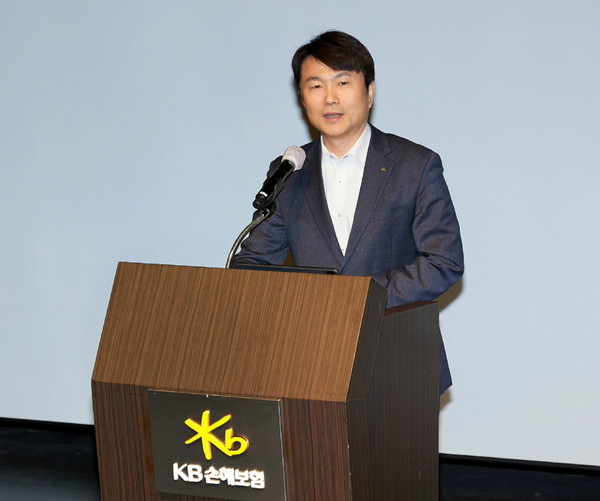 17일 KB손해보험 구본욱 사장이 서울 강남구 역삼동에 위치한 KB아트홀에서 ‘고객중심경영’ 실천 다짐 발대식을 진행하며 고객 중심 경영 실천 의지를 다졌다./사진=KB손해보험