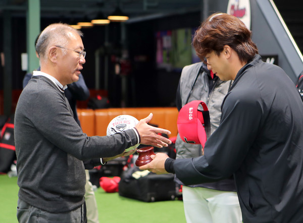 정의선 회장(왼쪽)이 주장 나성범 선수로부터 사인볼을 받고 악수하는 모습/사진=현대차차그룹 제공. 