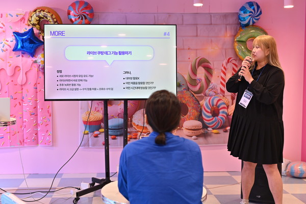 지난해 8월 29일 명동에서 진행된 유튜브 쇼핑 제휴 프로그램 1회 워크샵. 유튜브 쇼핑 제휴 프로그램 선배가 알려주는 꿀팁에서 크리에이터 굥아님이 연사를 진행하고 있다./사진=순이엔티