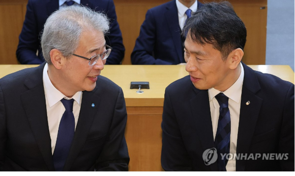 이복현 금융감독원장과 임종룡 우리금융그룹 회장이 2월 13일 서울 한국금융연수원에서 열린 사외이사 양성 및 역량 강화 업무협약식에서 대화하고 있다. /사진=연합뉴스 자료사진