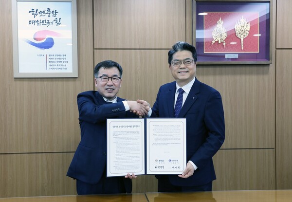 신한은행 영업추진3그룹 양군길 부행장(오른쪽)과 충청남도 전형식 정무부지사가 기념 촬영하는 모습. /사진=신한은행 