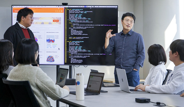 신정규 래블업 대표와 임직원이 MWC 2025 전시 참가 준비를 위해 회의를 하고 있는 모습./사진=SK텔레콤