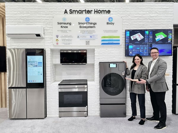 ▲ 삼성전자 직원이 KBIS 2025에서 차별화된 AI 연결경험을 제공하는 비스포크 가전을 소개하고 있다./사진=삼성전자