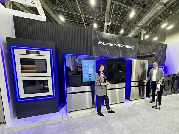 ▲ 삼성전자 직원이 KBIS 2025에서 스크린이 탑재된 비스포크 AI 냉장고와 월오븐을 소개하고 있다./사진=삼성전자