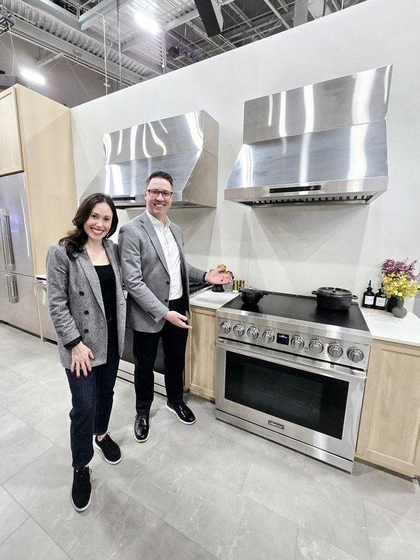 ▲ 삼성전자 직원이 KBIS 2025에서 럭셔리 빌트인 주방가전 브랜드 데이코의 ’30형 인덕션 프로레인지’ 신제품을 소개하고 있다./사진=삼성전자