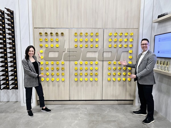 ▲ 삼성전자 직원이 KBIS 2025에서 럭셔리 빌트인 주방가전 브랜드 데이코 부스에서 와인병으로 꾸며진 이색 포토월을 소개하고 있다./사진=삼성전자