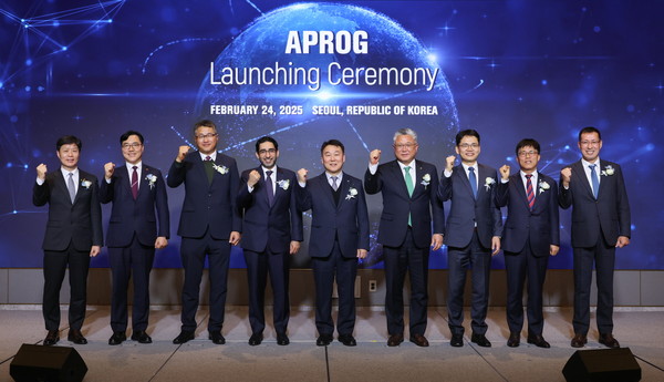 지난 24일 서울 나루호텔에서 열린 국제 원전 기관 'APR Owners Group(APROG)' 출범식에서 이상민 한국수력원자력 기술부사장(왼쪽 다섯번째) 및 주요 참석자들이 단체 기념 사진을 찍는 모습. /사진=한국수력원자력