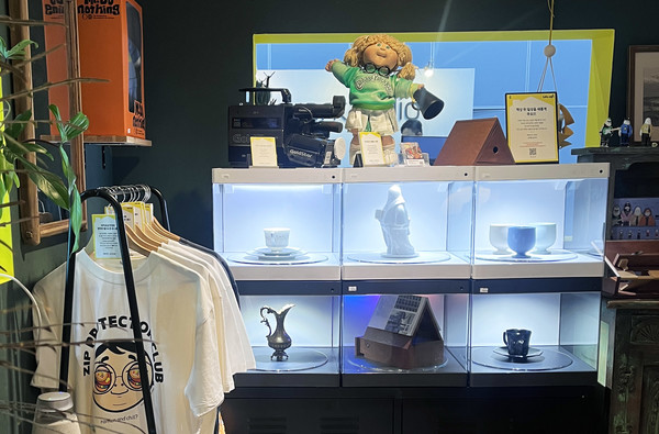 라이프집 부스에서 LG 스탠바이미2를 체험해보고 있는 모습./사진=LG전자