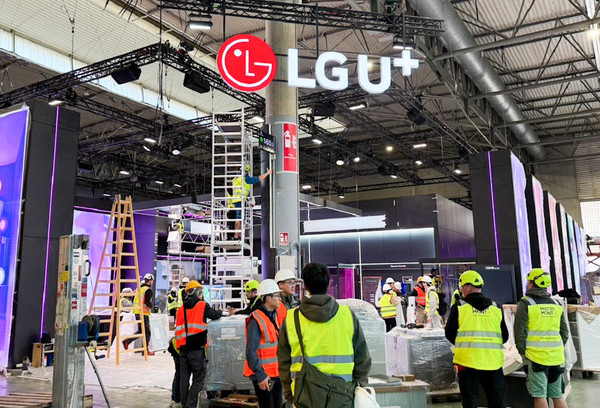 LG유플러스 직원들이 스페인 바르셀로나 현지에서 MWC25 전시관 완성을 위해 분주한 모습/사진=LG유플러스