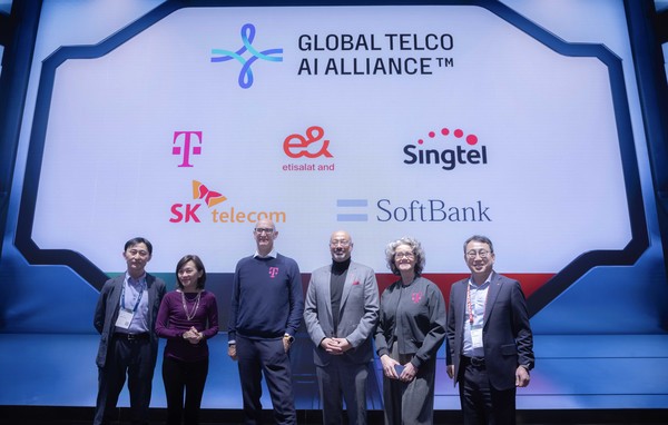 SK텔레콤을 필두로 한 5개 글로벌 통신사의 AI 협의체 ‘글로벌 텔코 AI 얼라이언스’가 현지 시간 3일, MWC25에서 AI 협력 강화를 논의하고 로고를 첫 공개했다. 글로벌 텔코 AI 얼라이언스 로고를 배경으로 최고 경영진이 기념 사진을 촬영하는 모습. 왼쪽부터 타다시 이이다(Tadashi Iida) 소프트뱅크 최고정보보안책임자(CISO), 아나 입(Anna Yip) 싱텔 그룹 인터내셔널 디지털 서비스 CEO, 팀 회트게스(Tim Höttges) 도이치텔레콤 회장, 하템 도비다(Hatem Dowidar) 이앤(e&) 그룹 CEO, 클라우디아 네맛(Claudia Nemat) 도이치텔레콤 기술혁신담당이사, 유영상 SKT CEO./사진=SK텔레콤