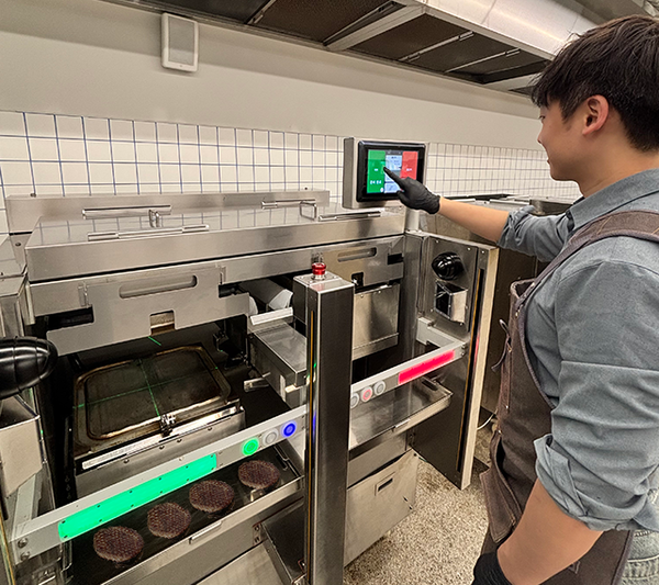 로봇 작동 상태를 실시간으로 모니터링하는 모습/사진=에니아이