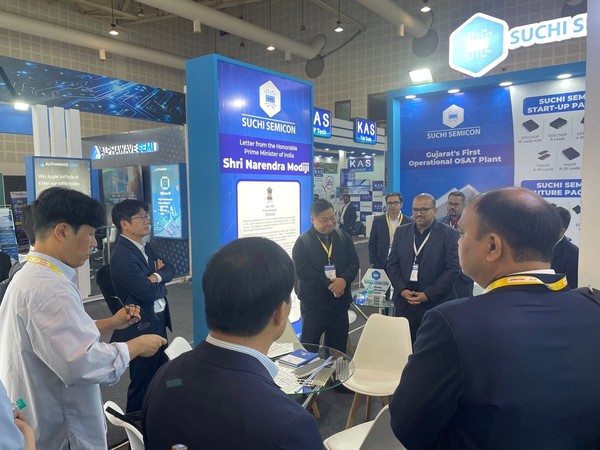 지난 5일부터 7일까지 인도 구자라트주 간디나가르에서 열리는 ‘인도 암다바드 반도체 글로벌 파트너링 사업’에서 참가기업들이 바이어와 상담하는 모습. 사진=대한무역투자진흥공사