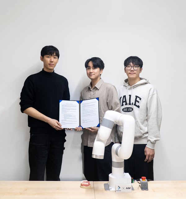 박하언 AIM Intelligence CTO, 최경연 Dentronic CEO, 이민준 Dentronic CTO/사진=에임인텔리전스