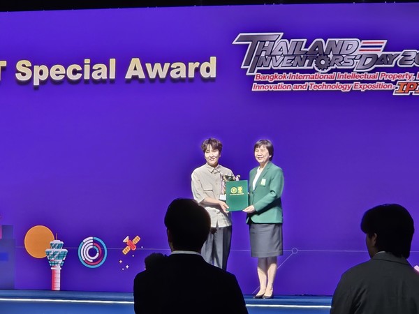 [㈜네이피 손정미 대표(왼쪽)가 태국 방콕에서 열린 국제발명대회에서 금상을 수상하고 기념촬영하고 있다. /사진=(주)네이피