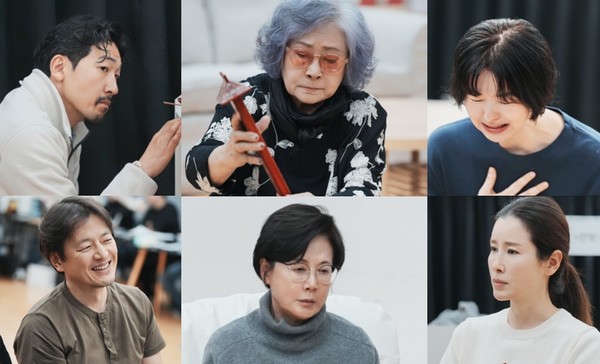 연극 '분홍립스틱' 연습 현장이 공개됐다./사진=문컴퍼니