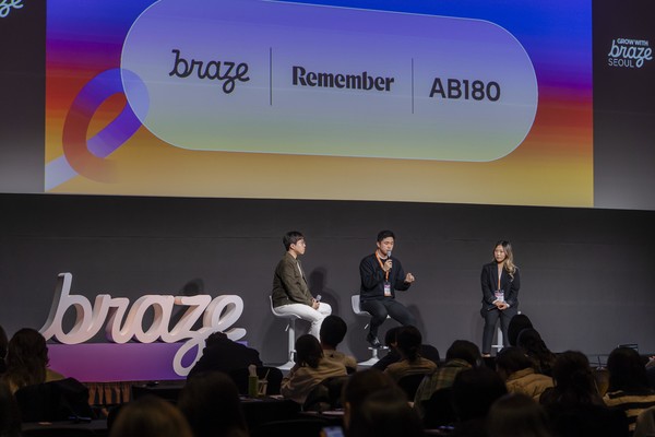 ▲지난 19일 서울 여의도 콘래드 호텔에서 진행된 ‘그로우 위드 브레이즈 서울’에서 브레이즈 최준호 파트너 세일즈 디렉터(왼쪽), 리멤버 김대정CRM마케팅 책임, 에이비일팔공 서지혜AE가 파이어사이드 챗 세션을 진행하고 있다./사진=에이비일팔공
