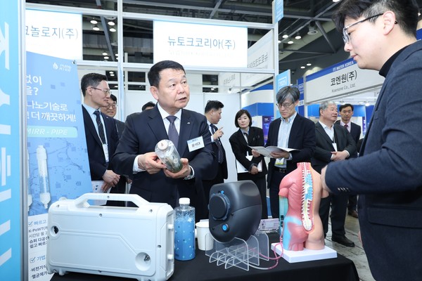 21일 일산 킨텍스에서 개최된 ‘2025 워터코리아’에서 윤석대 한국수자원공사 사장(앞줄 왼쪽)이 K-water 공공기업관 참가 기업 이노셉의 정수 시스템을 살펴보는 모습. /사진=한국수자원공사