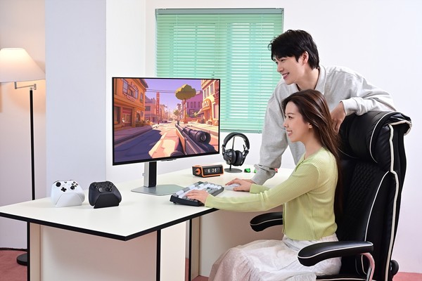 ▲ 삼성전자 모델이 2025년형 ‘오디세이 OLED G8’을 체험하고 있다./사진=삼성전자