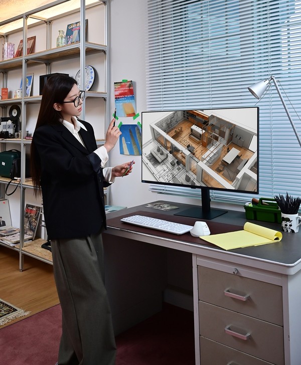 ▲ 삼성전자 모델이 세계 최초 4K 화질 16:9 화면비의 37형 대화면 모니터 ‘뷰피니티 S8’을 체험하고 있다./사진=삼성전자