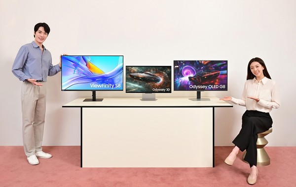 ▲ 삼성전자 모델이 2025년형 모니터 신제품들을 소개하고 있다./사진=삼성전자